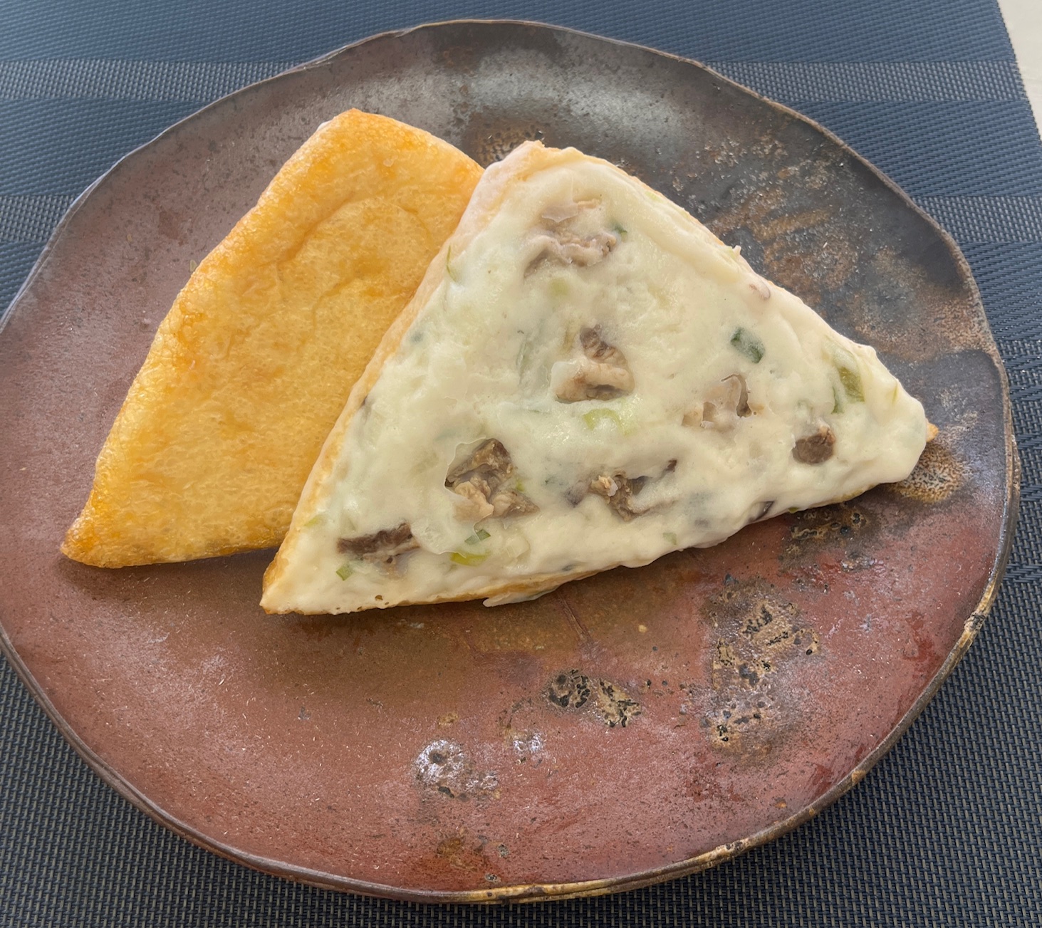 三角油揚げPizza牛すじ入り